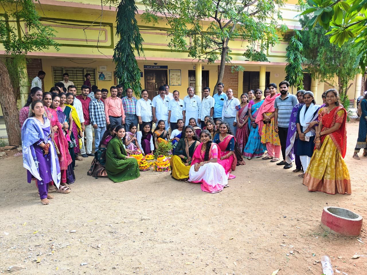 దేవరకొండ డిగ్రీ కళాశాలలో అంబరాన్నంటిన బతుకమ్మ సంబురాలు.. ఘనంగా గోల్డ్ మెడల్ కమిటీ సమావేశం!